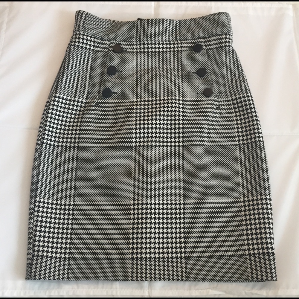 Pattern Skirt with black buttons